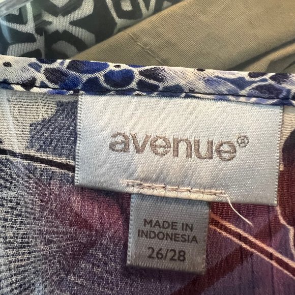 Avenue 26/28 Blue and White Floral Blouse with Dark Blue Tank - Picture 3 of 8